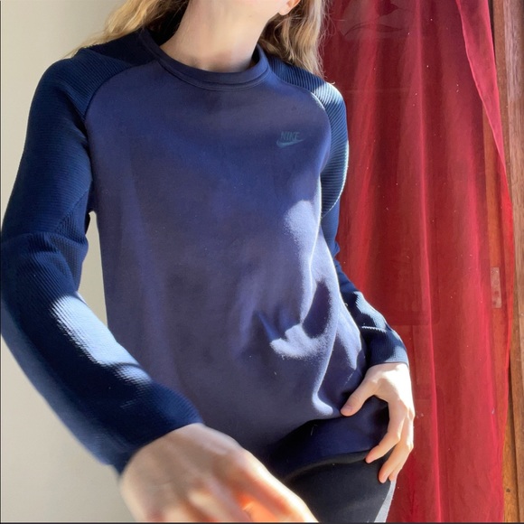 NIKE NWT (L) women’s tech crew neck ribbed